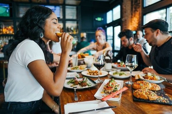 Comment manger équilibré lors d'un repas au restaurant